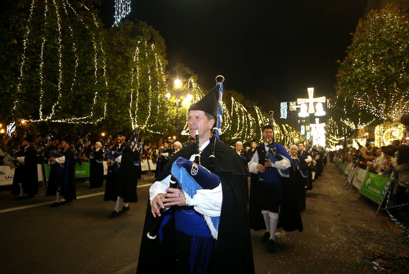 Fotos: Los Reyes Magos hacen soñar a los niños en Oviedo
