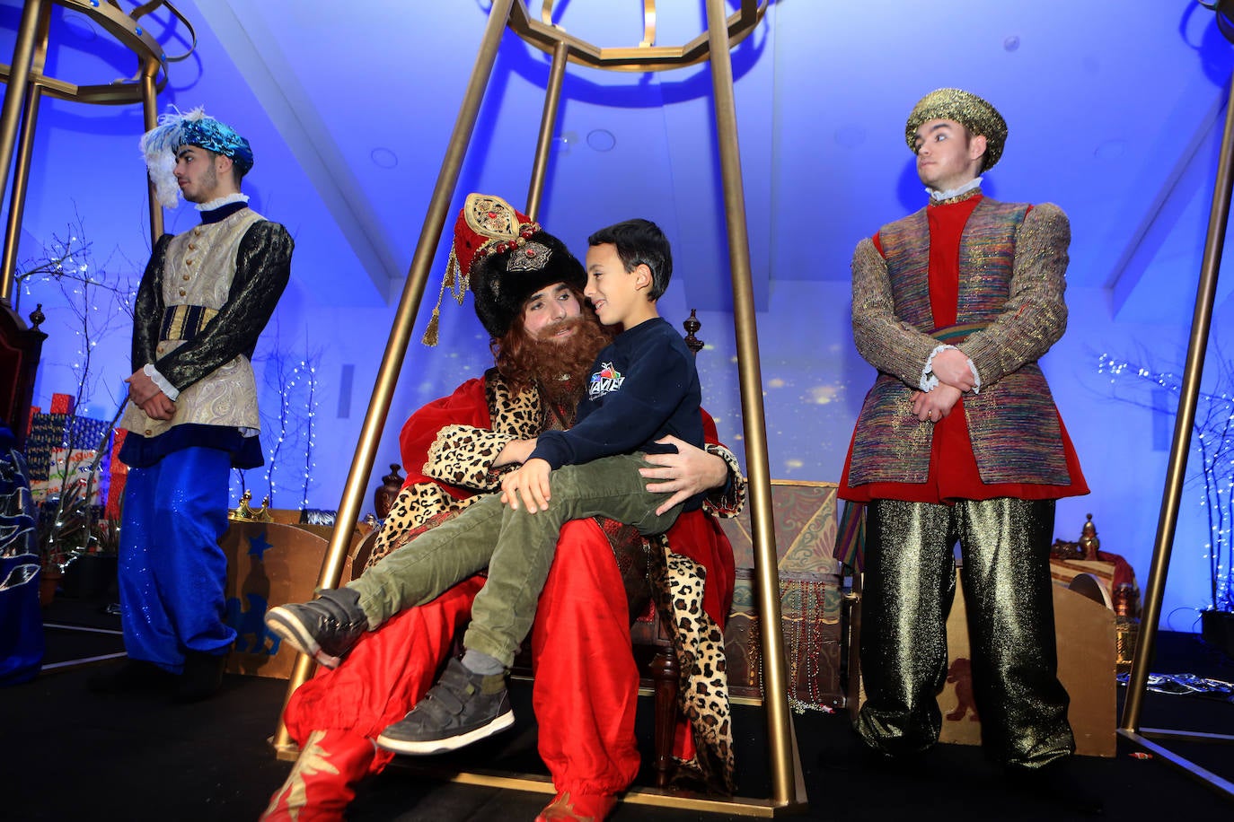 Fotos: Los Reyes Magos llevan a Oviedo la ilusión y aseguran traer «una comitiva con muchos regalos»