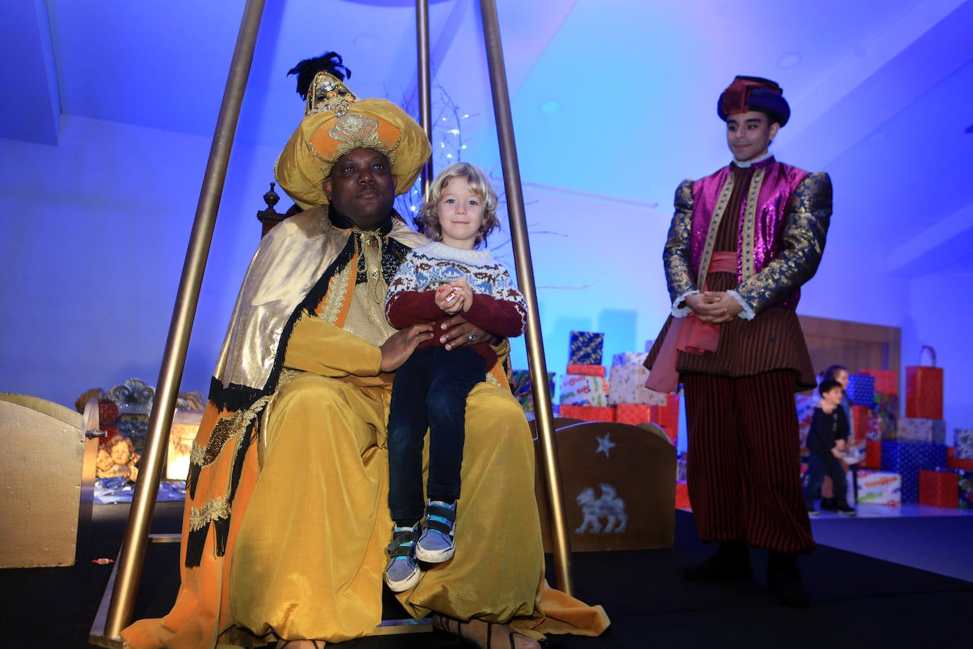 Fotos: Los Reyes Magos llevan a Oviedo la ilusión y aseguran traer «una comitiva con muchos regalos»