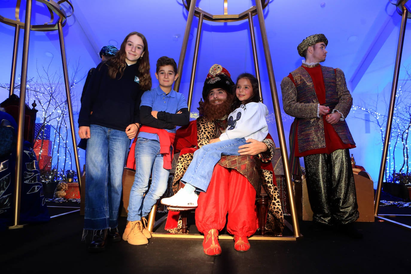 Fotos: Los Reyes Magos llevan a Oviedo la ilusión y aseguran traer «una comitiva con muchos regalos»