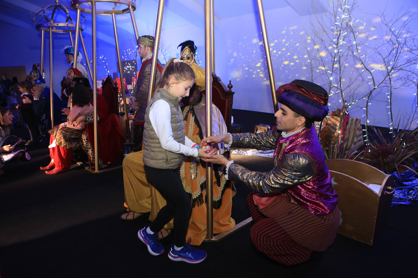 Fotos: Los Reyes Magos llevan a Oviedo la ilusión y aseguran traer «una comitiva con muchos regalos»