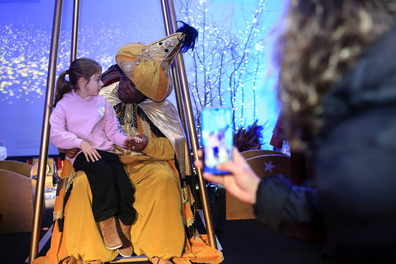 Fotos: Los Reyes Magos llevan a Oviedo la ilusión y aseguran traer «una comitiva con muchos regalos»