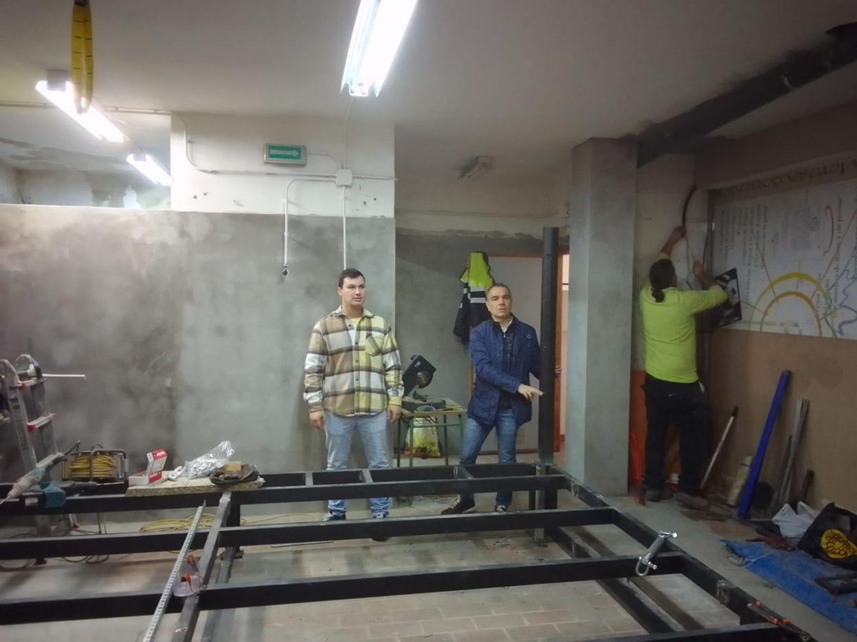 El alcalde, Iván Fernández, y el edil de Obras, Jorge Suárez, visitaron ayer la obra. 