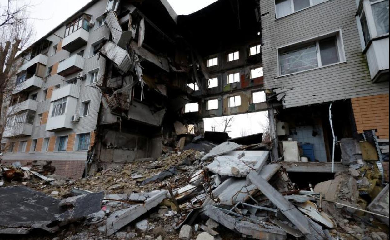 Un bloque de apartamentos queda destruido por un ataque con misiles en Bajmut, en la región de Donetsk. 