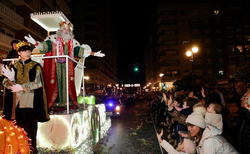 Melchor, con una bufanda del Sporting, saluda a los niños de Gijón. 