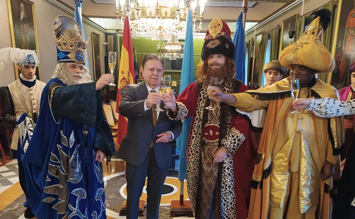 Los Reyes Magos brindan con el alcalde de Oviedo.