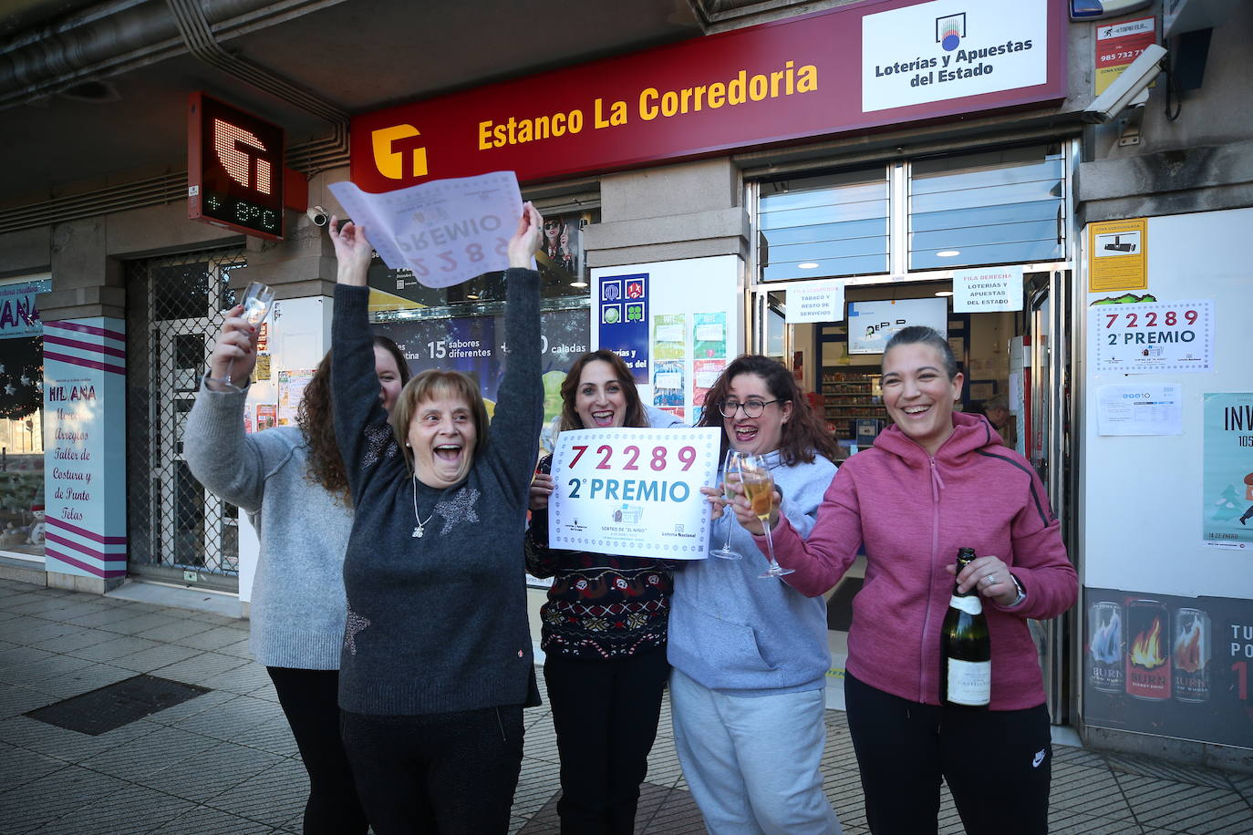 Fotos: Alegría desbordante en Oviedo por el segundo premio de El Niño