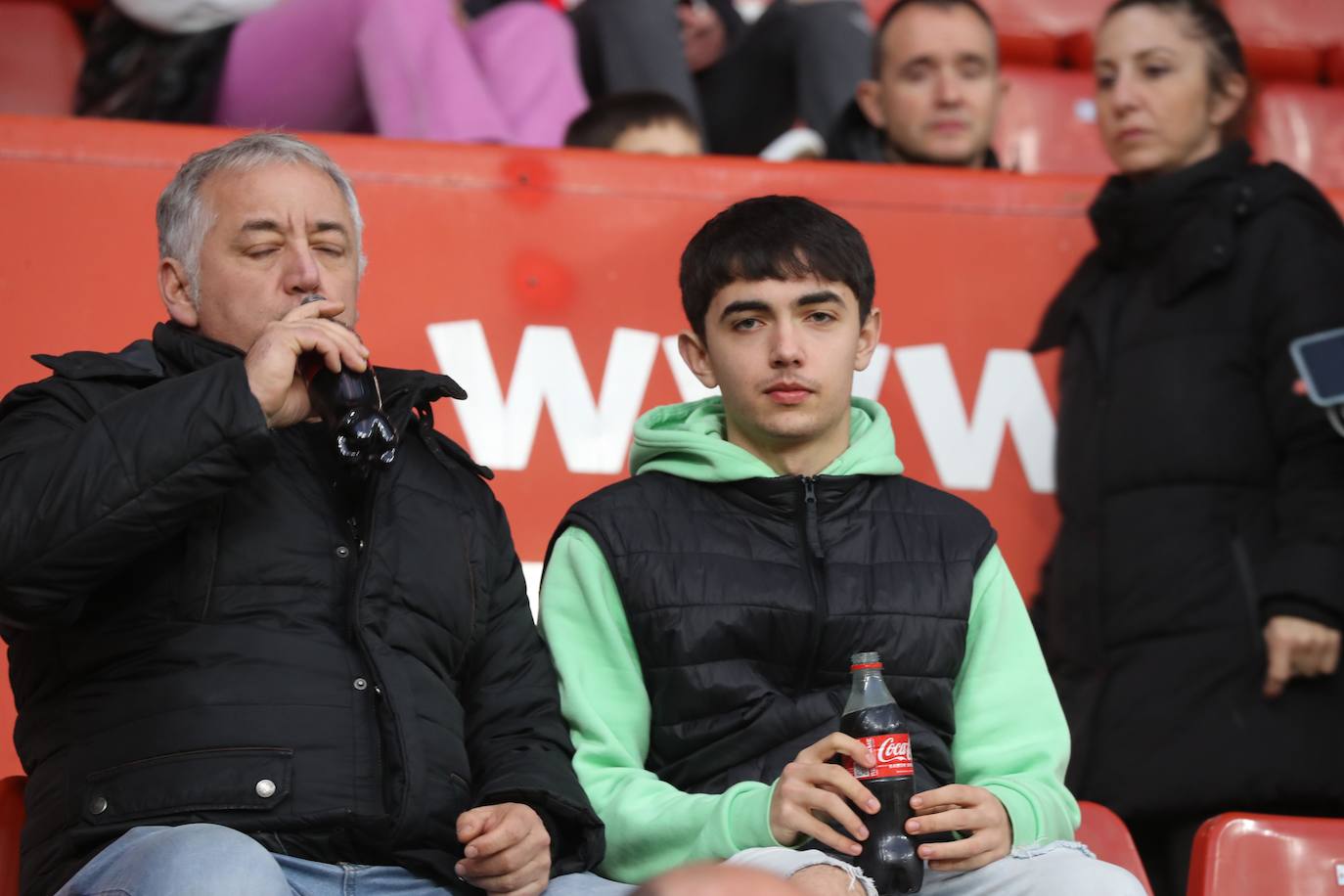 Fotos: ¿Estuviste en el Sporting - Levante? ¡Búscate en las fotos!