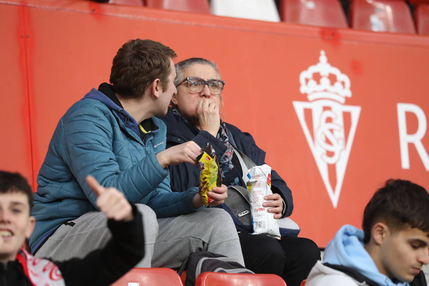 Fotos: ¿Estuviste en el Sporting - Levante? ¡Búscate en las fotos!