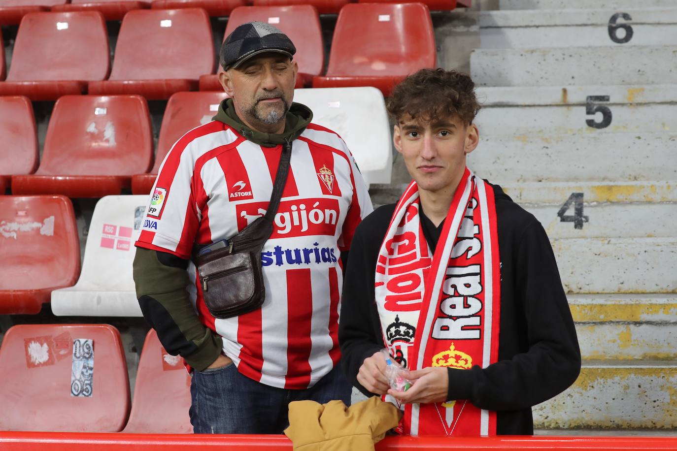 Fotos: ¿Estuviste en el Sporting - Levante? ¡Búscate en las fotos!