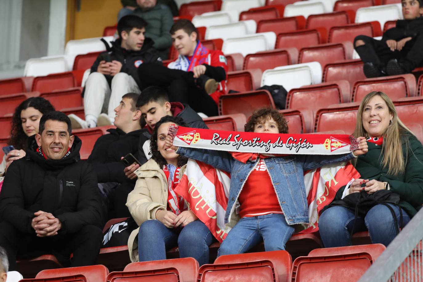 Fotos: ¿Estuviste en el Sporting - Levante? ¡Búscate en las fotos!