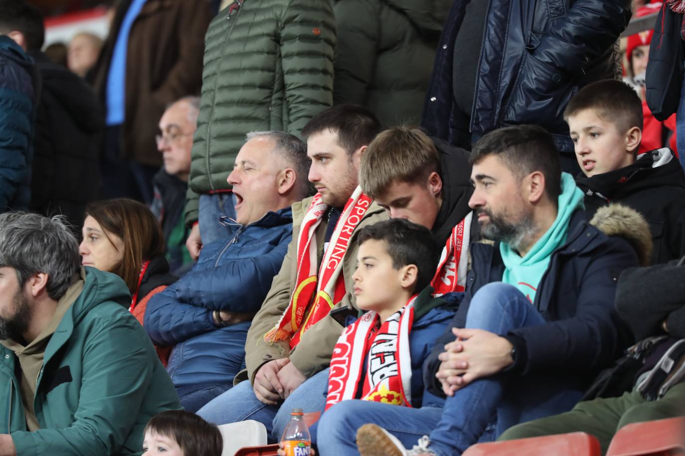 Fotos: ¿Estuviste en el Sporting - Levante? ¡Búscate en las fotos!