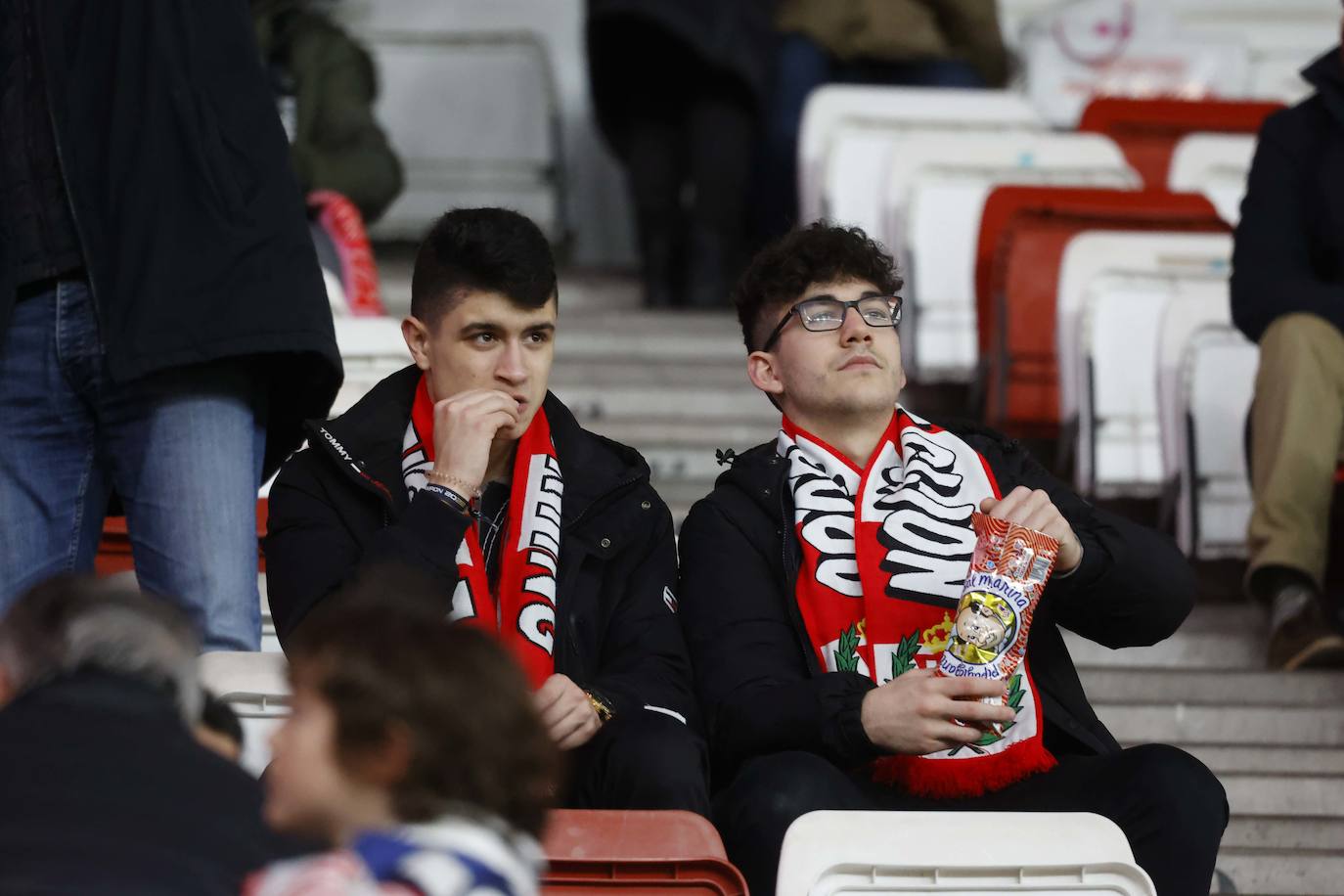 Fotos: ¿Estuviste en el Sporting - Levante? ¡Búscate en las fotos!