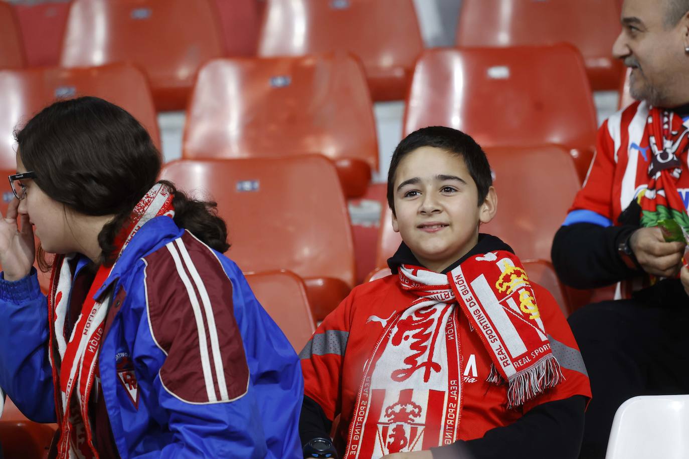 Fotos: ¿Estuviste en el Sporting - Levante? ¡Búscate en las fotos!