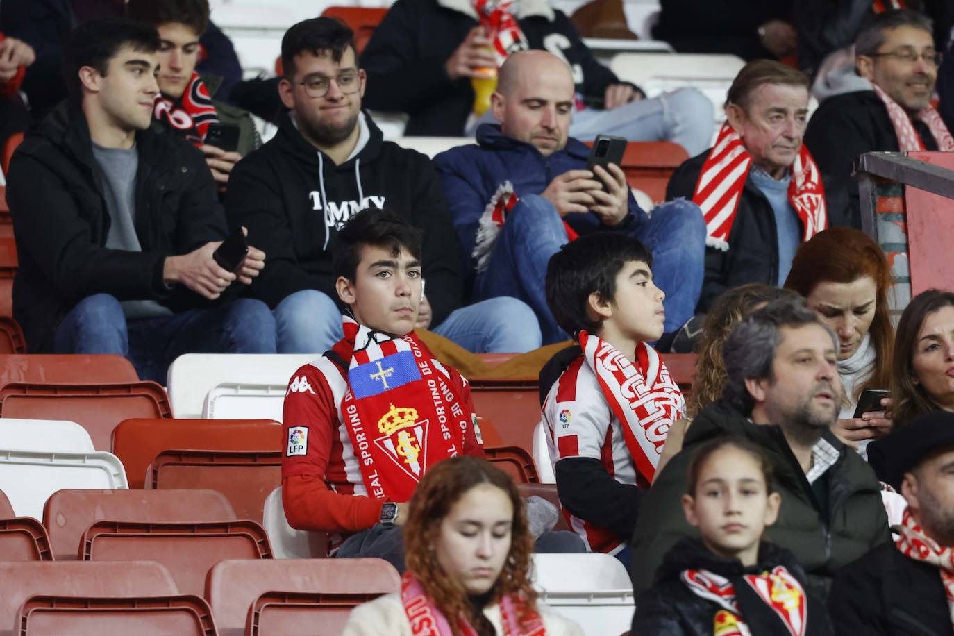 Fotos: ¿Estuviste en el Sporting - Levante? ¡Búscate en las fotos!