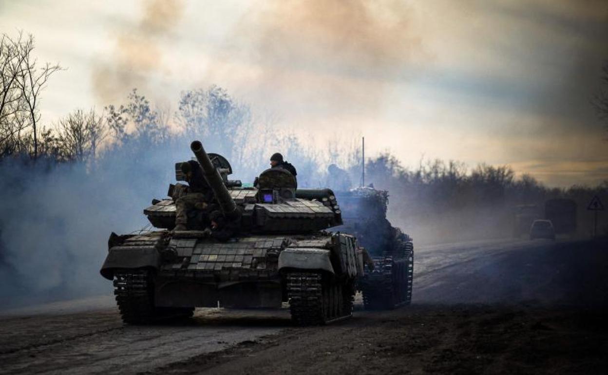 Un tanque ucraniano circula por una carretera cerca de Bajmut, en la región de Donetsk. 