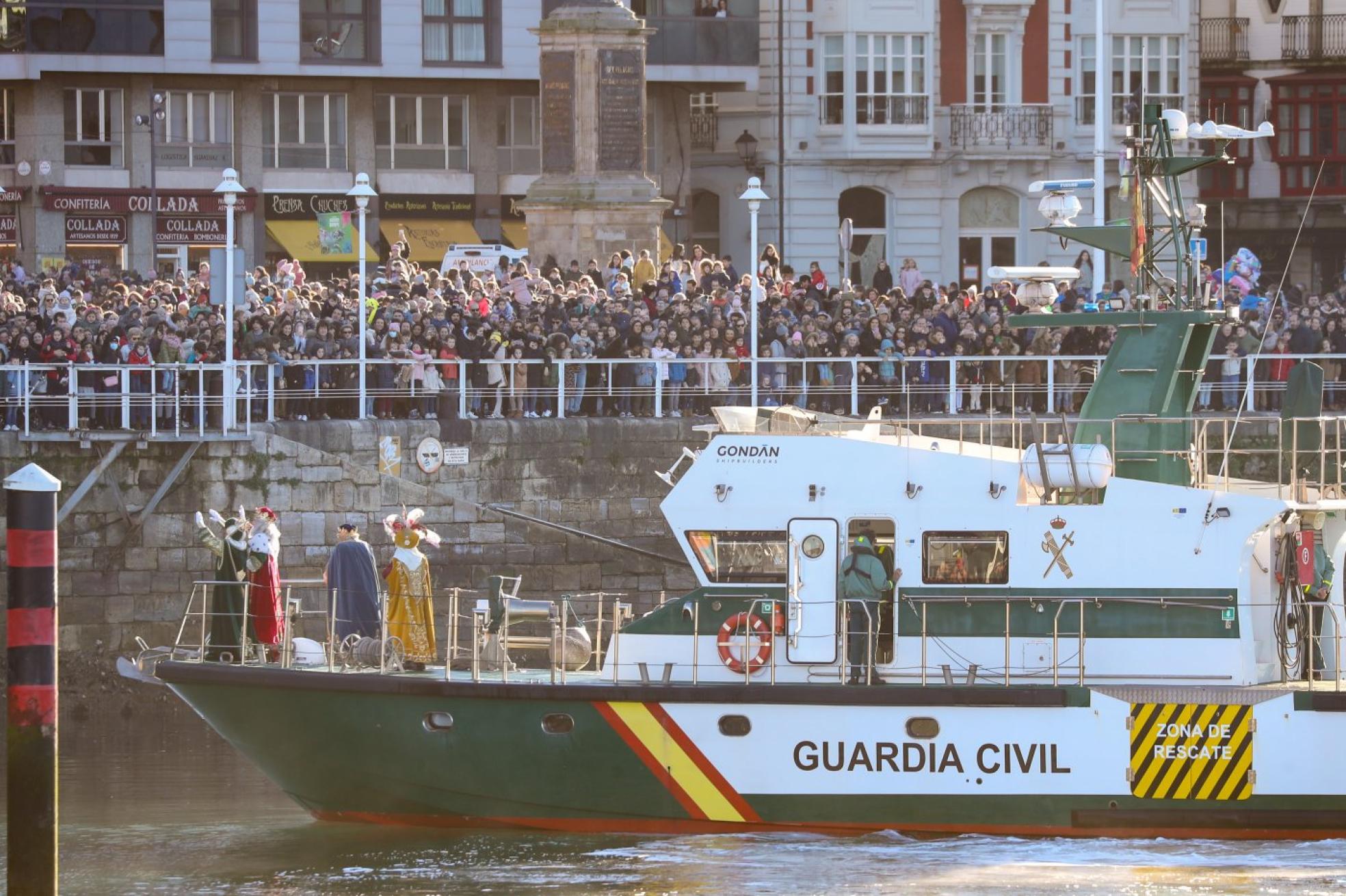 Sus Majestades llegaron a bordo de la patrullera de la Guardia Civil, con un Muelle abarrotado de niños y mayores. 