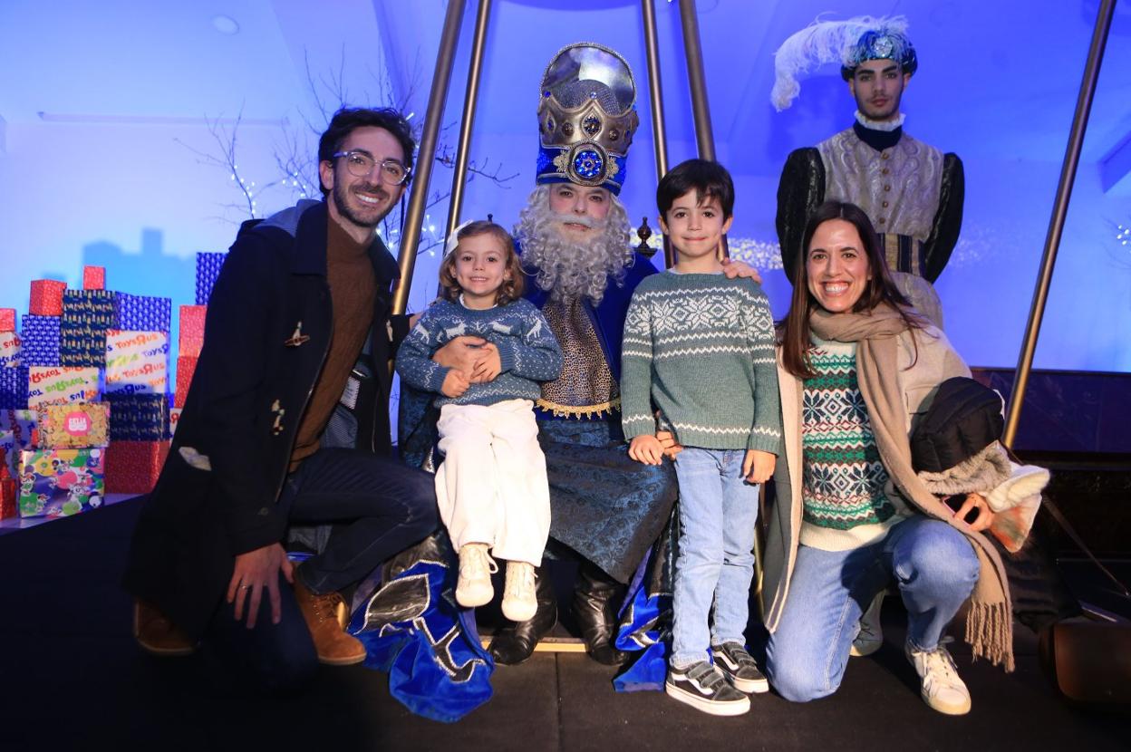 Diego Llames y Laura Fernández, junto a sus pequeños Pablo y Paula, posan con Melchor. 