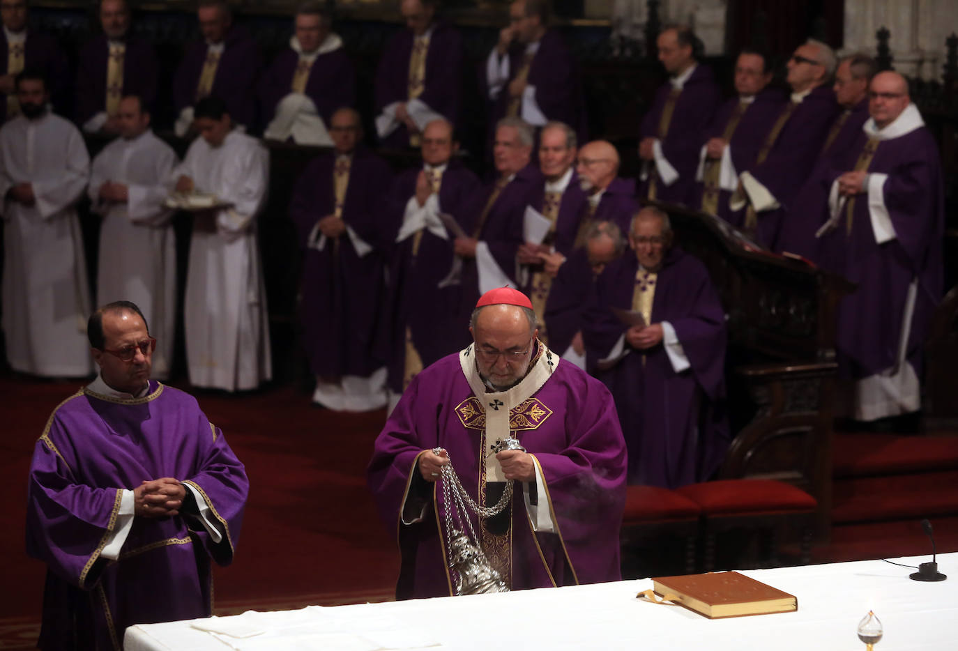 Fotos: Asturias se despide de Benedicto XVI con un multitudinario funeral en la Catedral de Oviedo