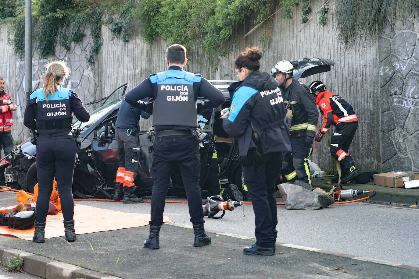 Fotos: Despliegue policial por un accidente de coche en el Llano