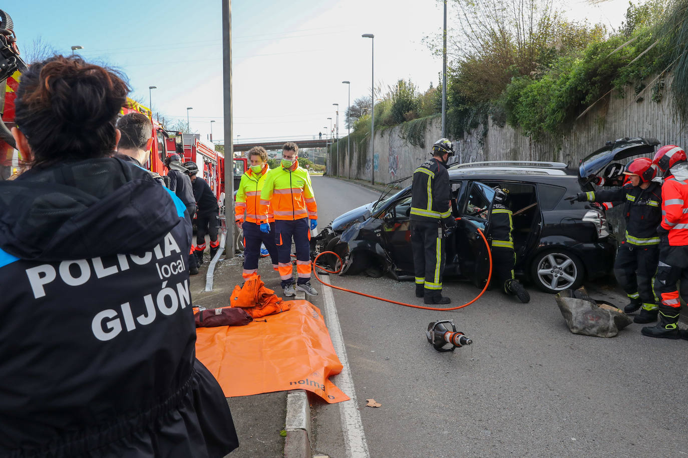 Fotos: Despliegue policial por un accidente de coche en el Llano