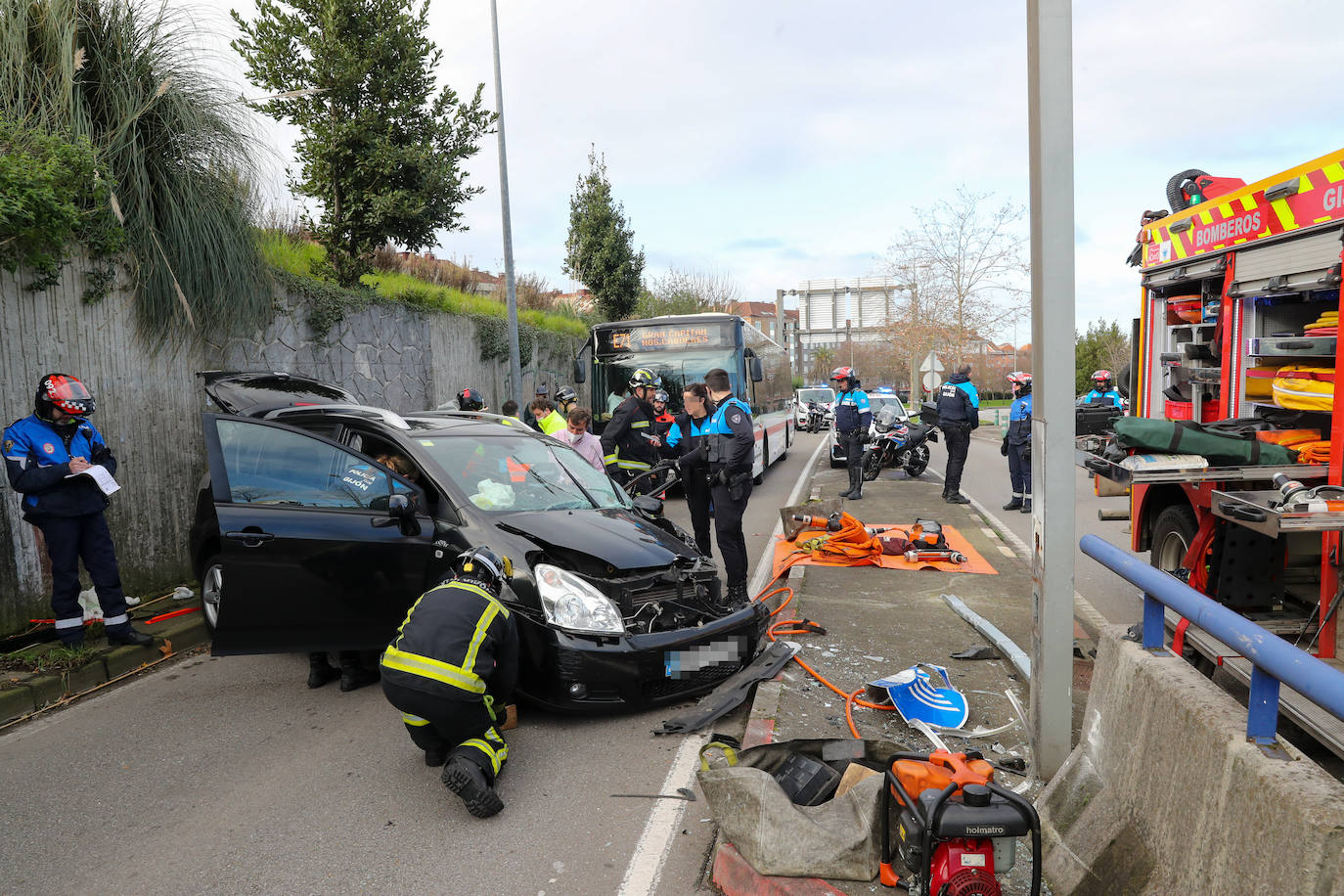 Fotos: Despliegue policial por un accidente de coche en el Llano