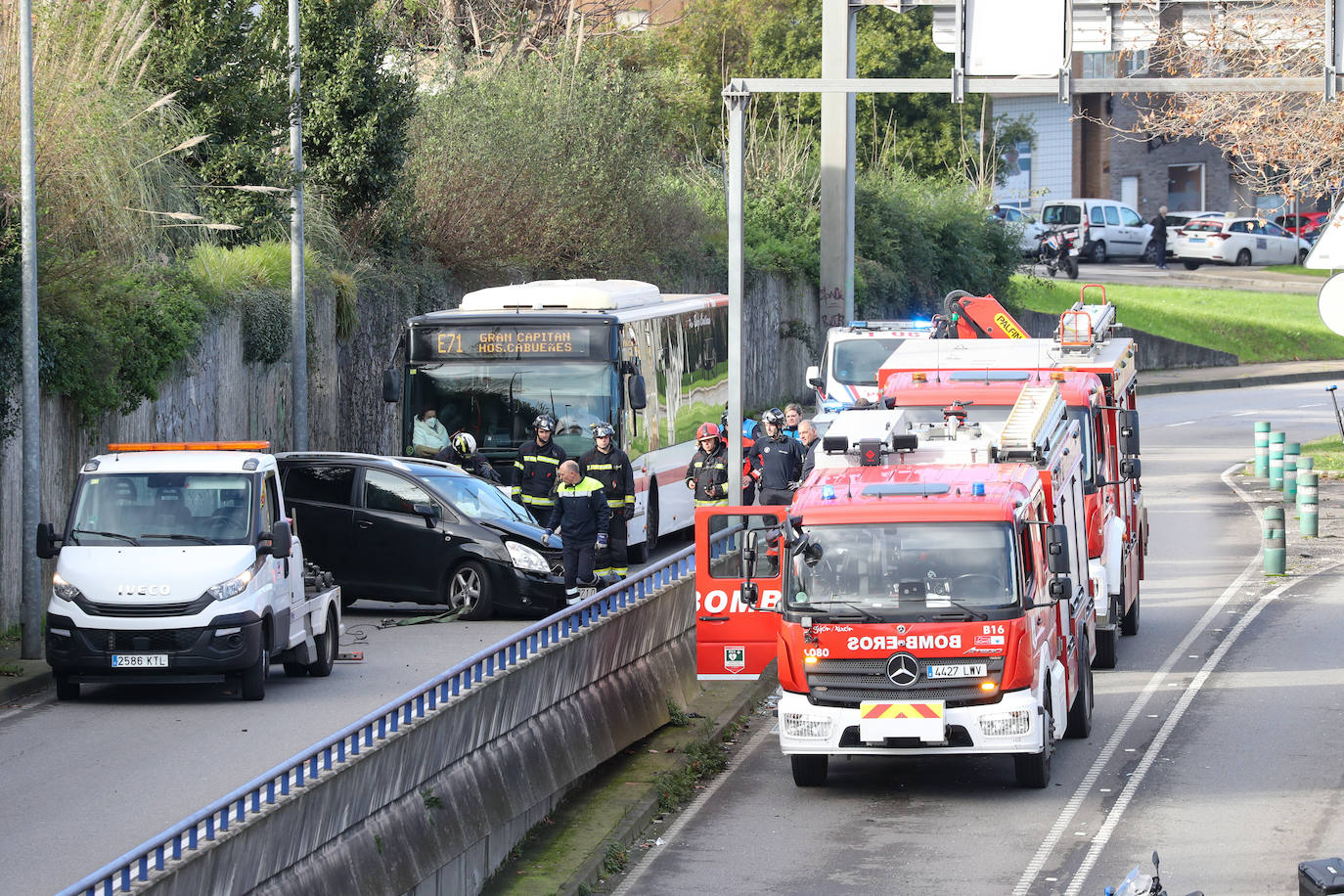 Fotos: Despliegue policial por un accidente de coche en el Llano