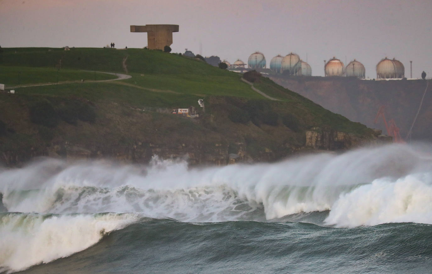 Fotos: El impresionante oleaje que pone en alerta a Asturias