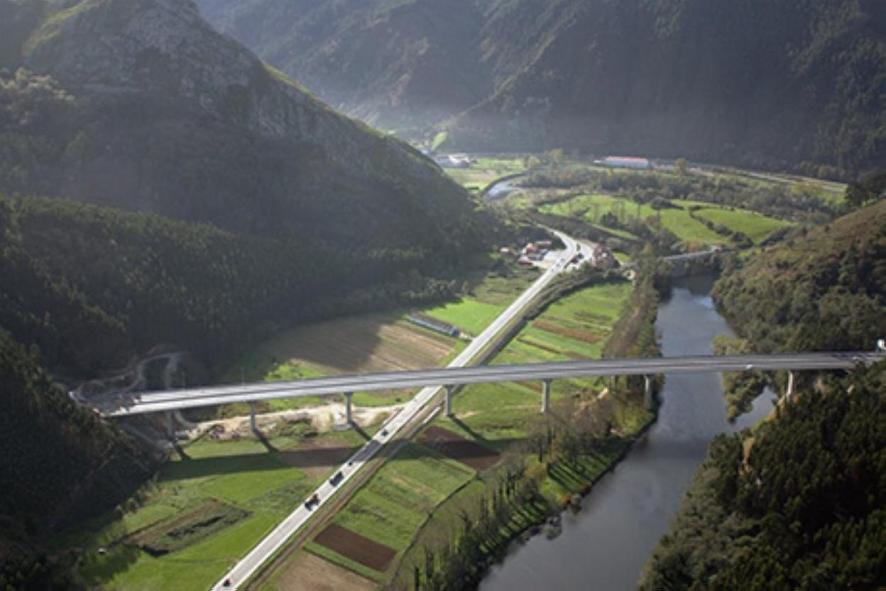 El viaducto del Sella, en el concejo riosellano, es uno de los incluidos en el contrato del ministerio. 