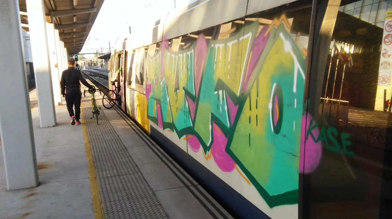 Renfe Gasta 1.500 Euros Al Día En Limpiar Grafitis De Trenes Y ...