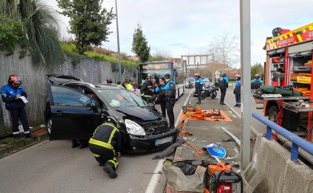 Policía Local y Bomberos, en el lugar del sisniestro.