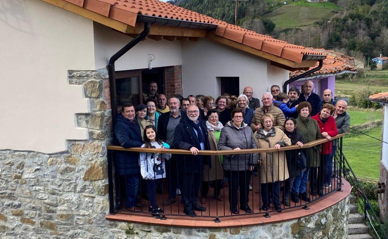 El alcalde de Ribadesella y los vecinos de Llovio y Santianes del Agua, en el nuevo centro social