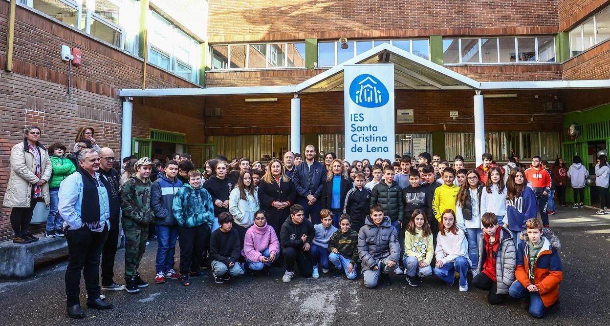 El astronauta leonés posó con los jóvenes lenenses, que le recibieron con gran entusiasmo. 