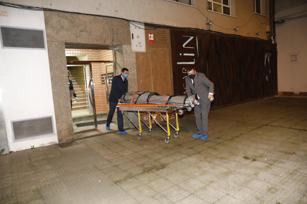 Momento en el que el cádaver de la mujer es trasladado al furgón funerario en Los Telares. 