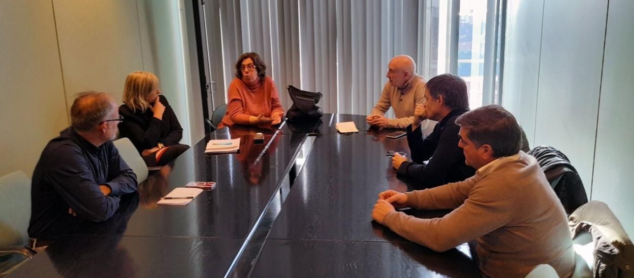 Representantes de las asociaciones ganaderas en la reunión, ayer. 