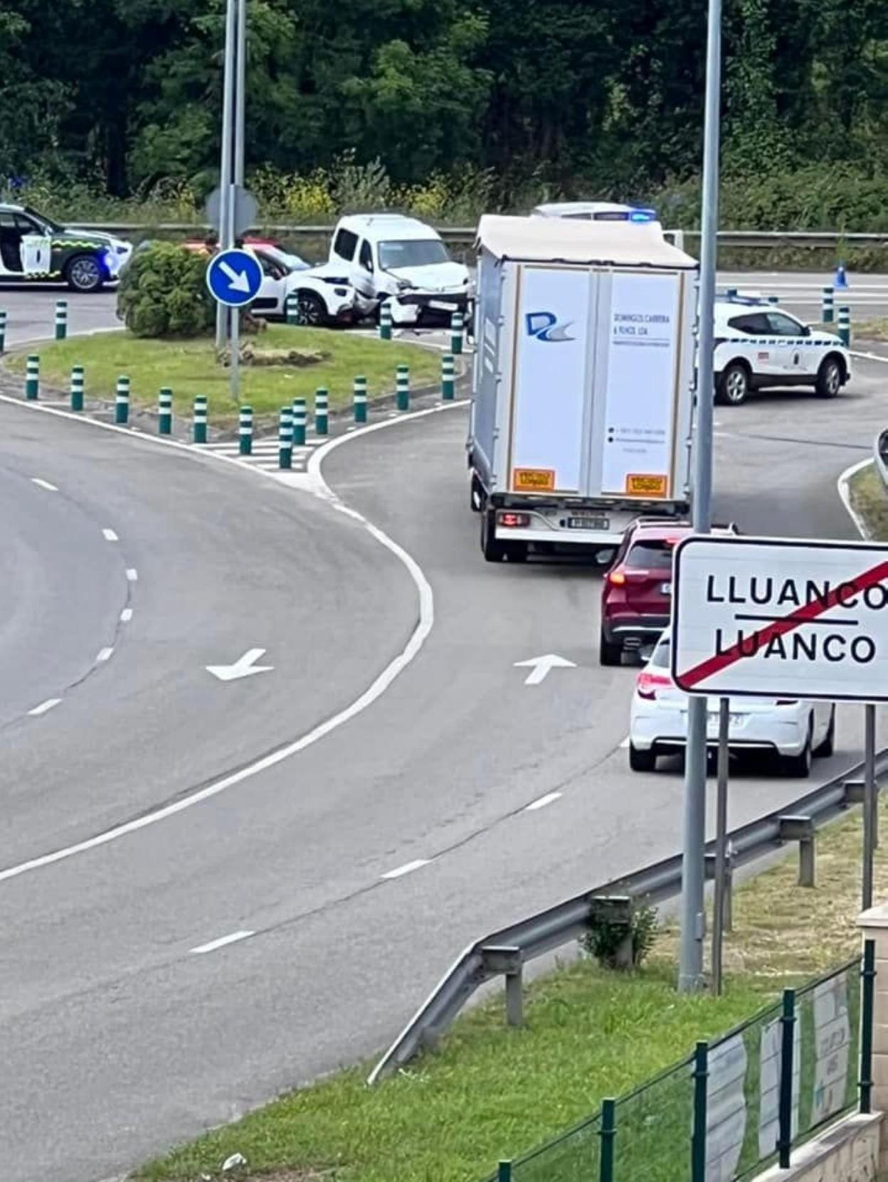 Un accidente a la entrada de Luanco, lugar en el que la asociación considera necesaria una rotonda.