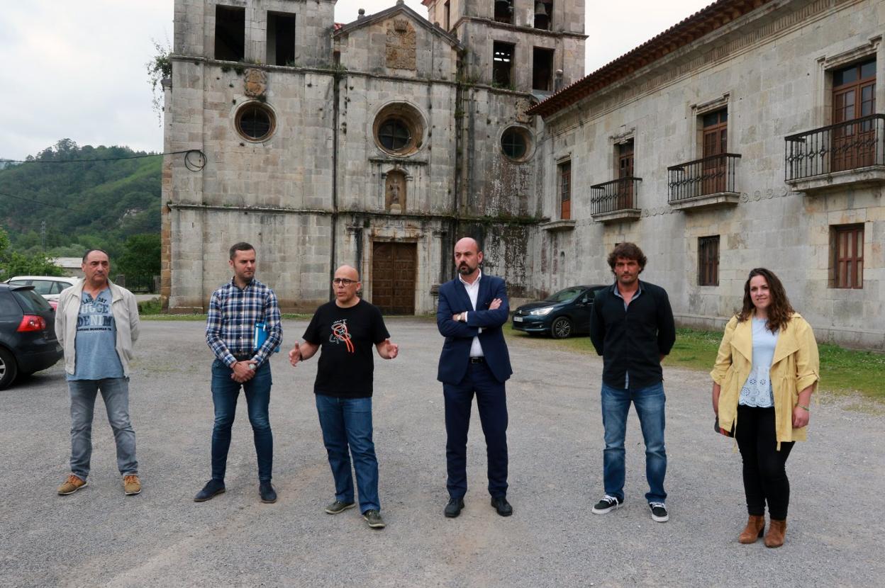 Marcos Verano, tercero por la izquierda, con algunos de los promotores de SOS Occidente, en Cornellana. 