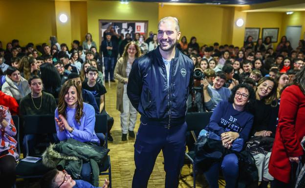 Pablo Álvarez, durante su encuentro con los estudiantes y profesores del instituto lenense