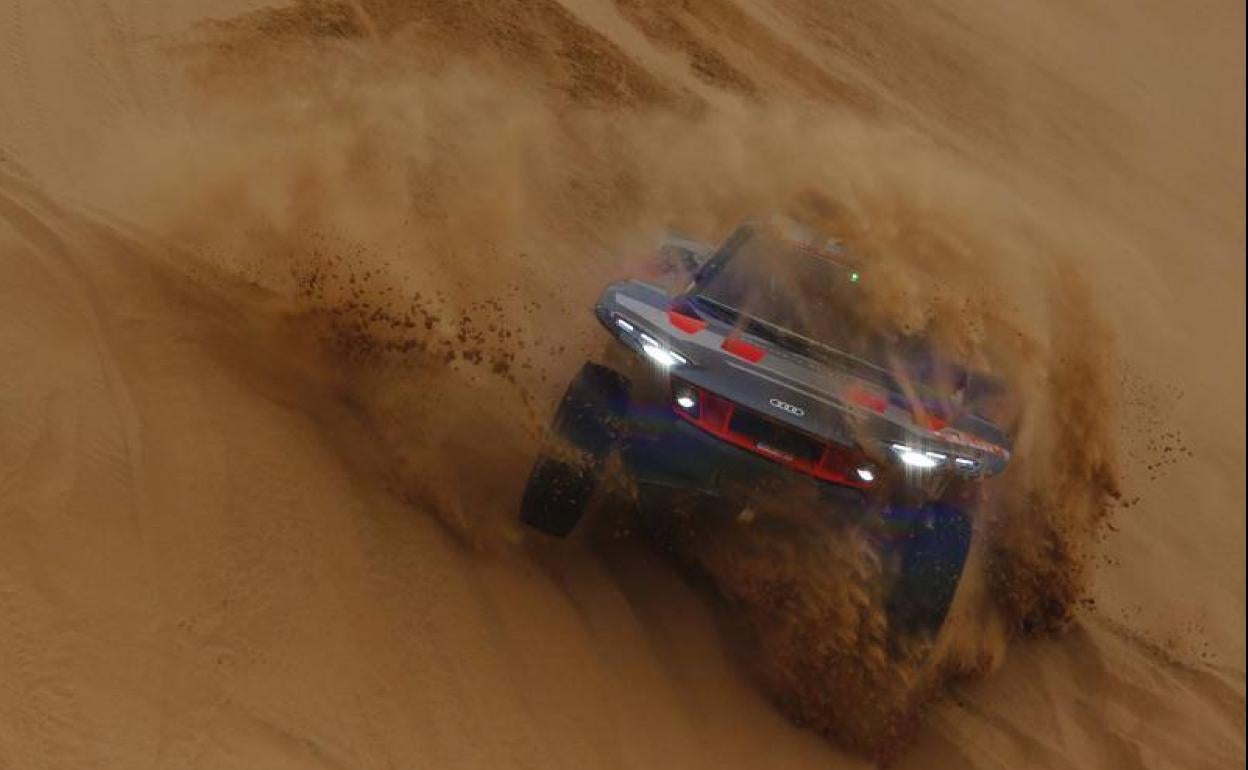 El coche de Carlos Sainz, durante la octava etapa del Rally Dakar 2023.