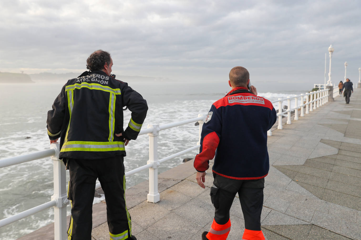 Dos efectivos de Bomberos, en el lugar del suceso. 