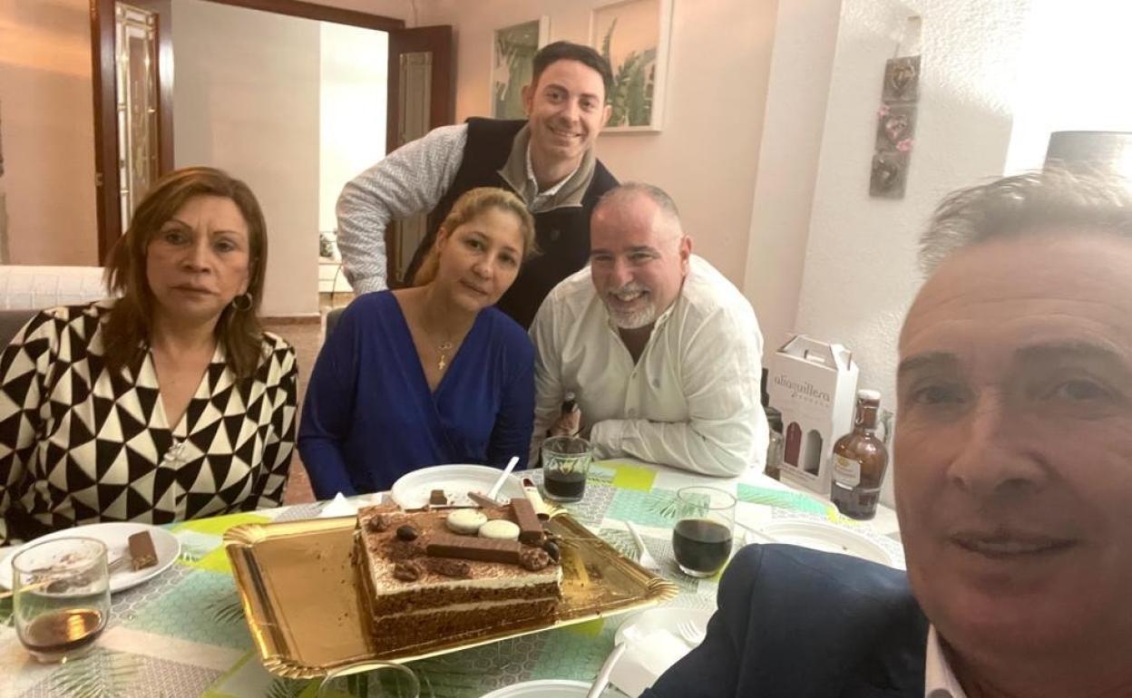 Cena de Montaner, abajo a la derecha, con Edu, Luisa, Josep y Teresa. El alcalde llevó una tarta de chocolate. 