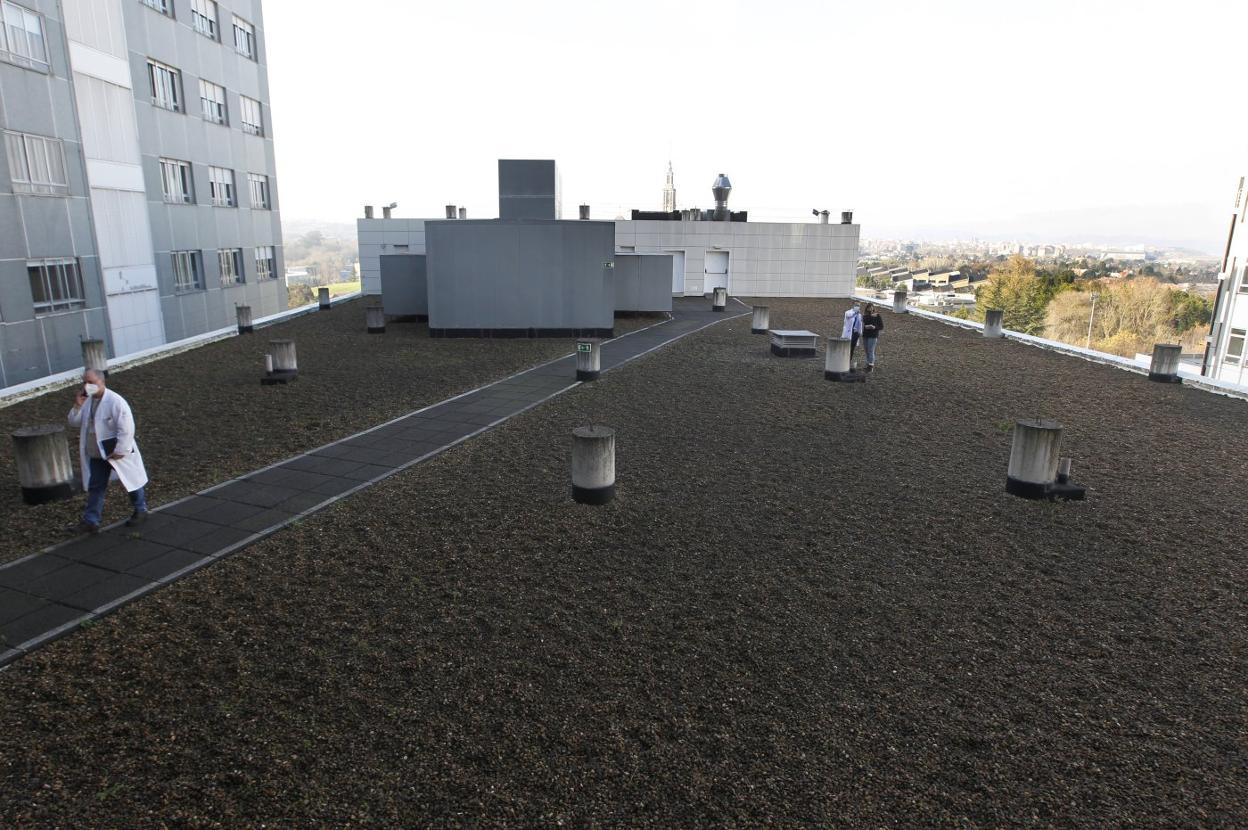 Cubierta del bloque de gerencia del Hospital de Cabueñes, sobre el que se levantarán una tercera y una cuarta plantas para albergar los nuevos equipos de alta tecnología. A la izquierda, el edificio de hospitalización. 