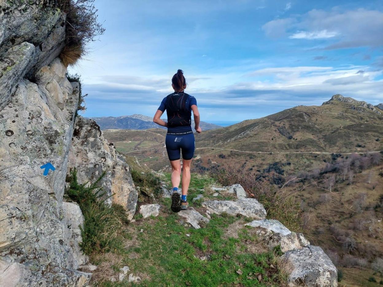 Una corredora por uno de los recorridos señalizados en la montaña. 