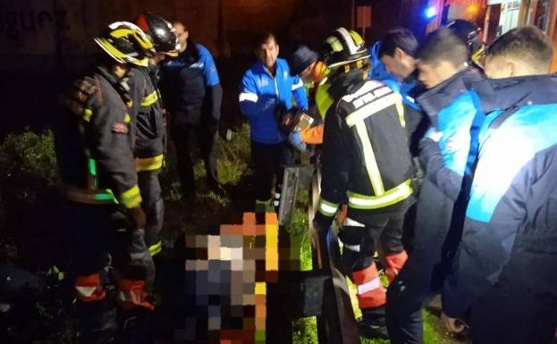 Bomberos y Policía Local de Gijón, en el lugar del accidente.