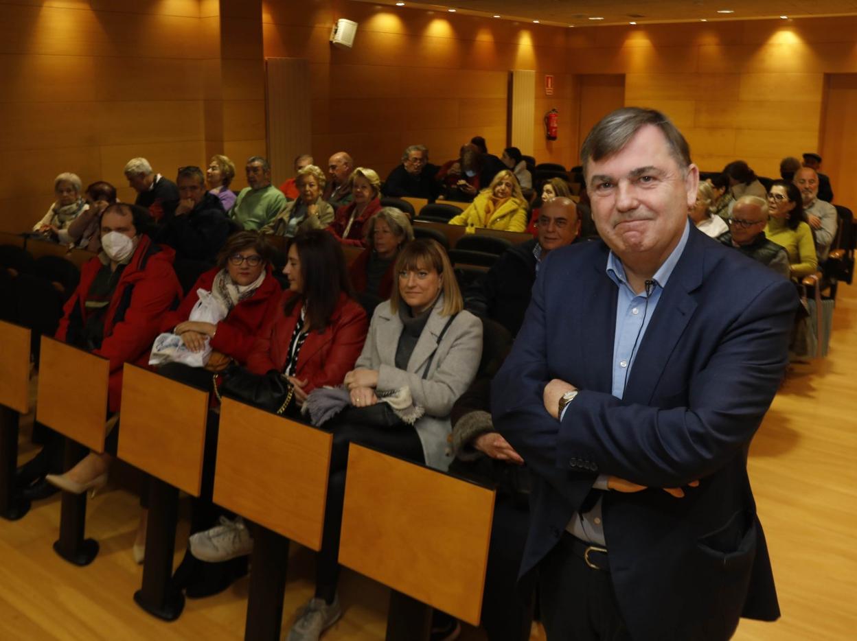 El público siguió con mucho interés la exposición del doctor Francisco Vizoso. 