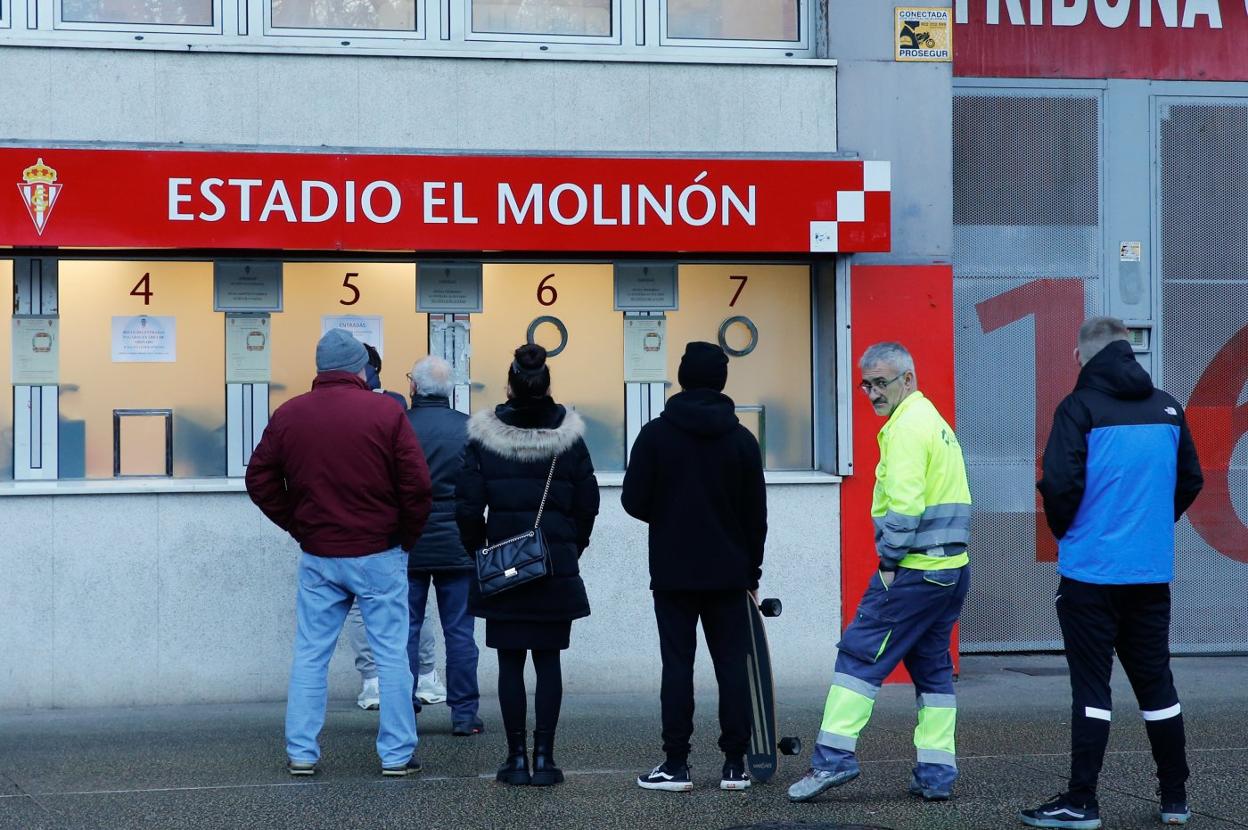 Colas en las taquillas de El Molinón, ayer, para recoger las entradas para el partido del sábado entre el Racing y el Sporting.