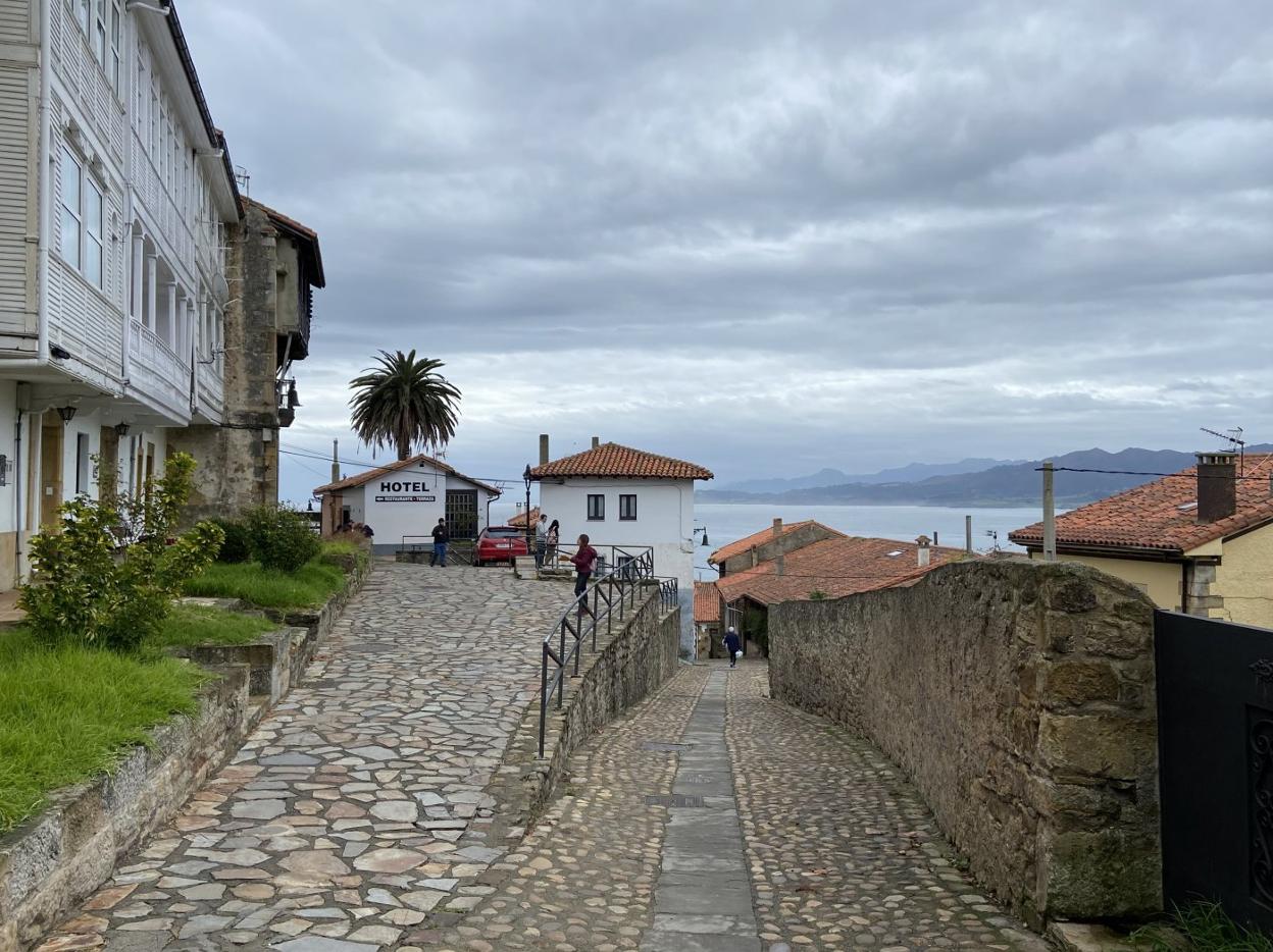 Entrada al casco histórico de la villa marinera de Lastres a través de la calle Real. 