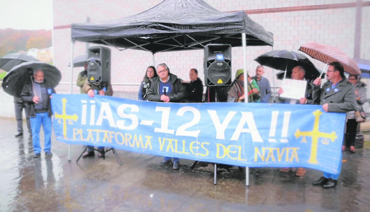 Una de las constantes protestas de la Plataforma Valles del Navia por el estado de la AS-12. 