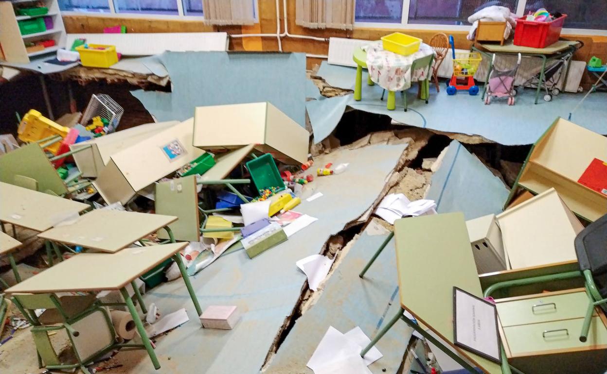 Estado en el que quedó el aula del centro educativo tras venirse abajo el suelo.