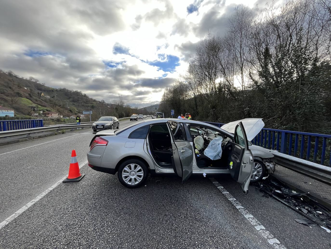 Fotos: Choque de dos vehículos en el corredor del Nalón